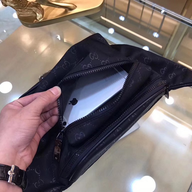 ￥Gucci Gucci Double G printed nylon fabric fanny pack! This fanny pack is made of imported nylon with a zippered main compartment and 1 small zippered pocket on the front. Black canvas adjustable shoulder strap can be us