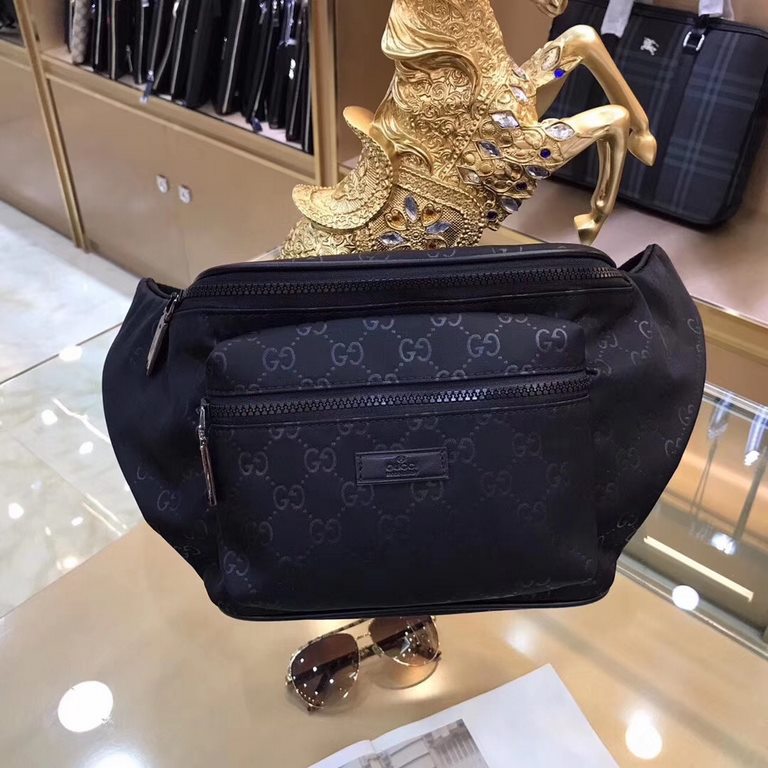 ￥Gucci Gucci Double G printed nylon fabric fanny pack! This fanny pack is made of imported nylon with a zippered main compartment and 1 small zippered pocket on the front. Black canvas adjustable shoulder strap can be us