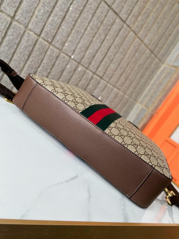 574973   High-end   The new GUCCI Ophidia collection presents a new design briefcase in GG Supreme synthetic canvas, featuring the brand's iconic webbing and double G-shaped hardware. The double handles and detachable sh