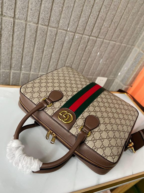 574973   High-end   The new GUCCI Ophidia collection presents a new design briefcase in GG Supreme synthetic canvas, featuring the brand's iconic webbing and double G-shaped hardware. The double handles and detachable sh