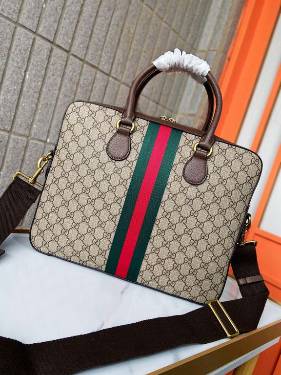 574973   High-end   The new GUCCI Ophidia collection presents a new design briefcase in GG Supreme synthetic canvas, featuring the brand's iconic webbing and double G-shaped hardware. The double handles and detachable sh