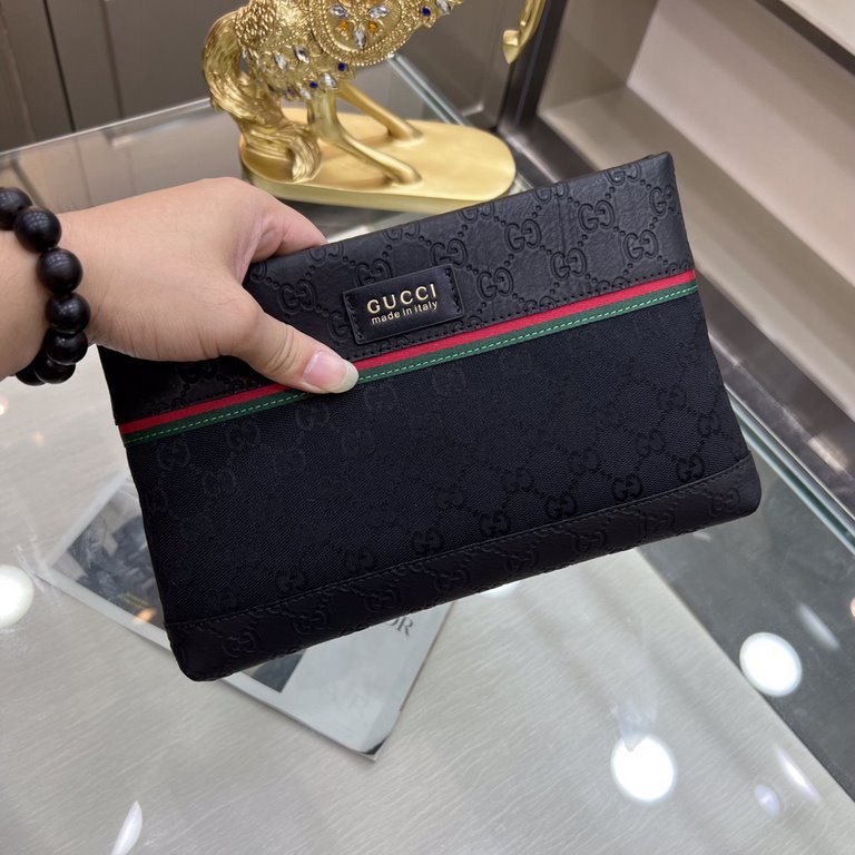 Gucci Gucci   new clutch bag, high-end quality fabrics with imported double G leather, is undoubtedly this season's much sought-after beautiful points! Low-key luxury, feel comfortable, simple and refreshing design more 