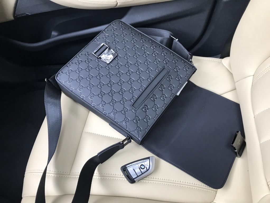 (Batch) GUCCI [original single]   [Model] 33061-2 high-end flap messenger bag [Size] 25x27x6cm [Color] black High-end quality [Material]   imported brushed leather pressed G     hipster must have   crossbody bag! Special