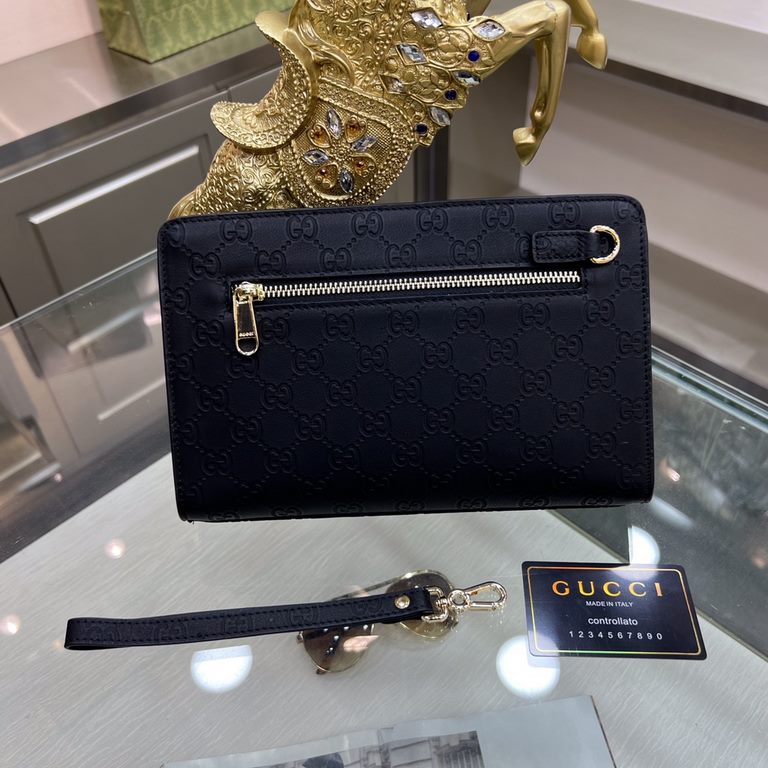 GUCCl (Gucci 9815-7)  Gucci new men's clutch bag, imported head layer cowhide leather, top hardware, with a combination lock, in the handbag series is really the best. Businessmen and trendsetters are applicable to the s