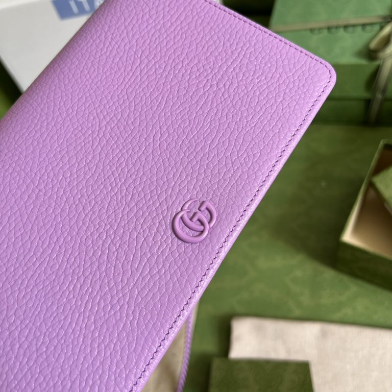 .   Packaged in a full set of original green boxes   This chain strap wallet from the GG Marmont collection revitalizes a design from previous collections and is crafted in a crisp lilac leather, bringing a stunning piec