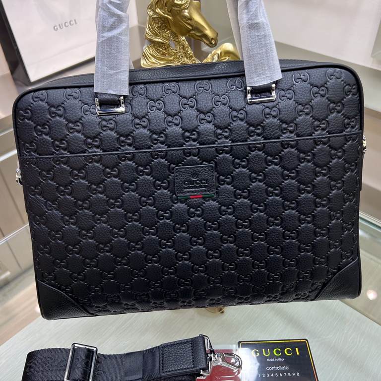 New - Tide   [GUCCI Gucci] briefcase   the most trendy and hottest models Imported head-layer cowhide leather, feel first-class   workmanship is very exquisite   show fashion and trend, presenting an inadvertent fashiona