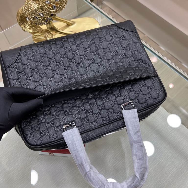 New - Tide   [GUCCI Gucci] briefcase   the most trendy and hottest models Imported head-layer cowhide leather, feel first-class   workmanship is very exquisite   show fashion and trend, presenting an inadvertent fashiona