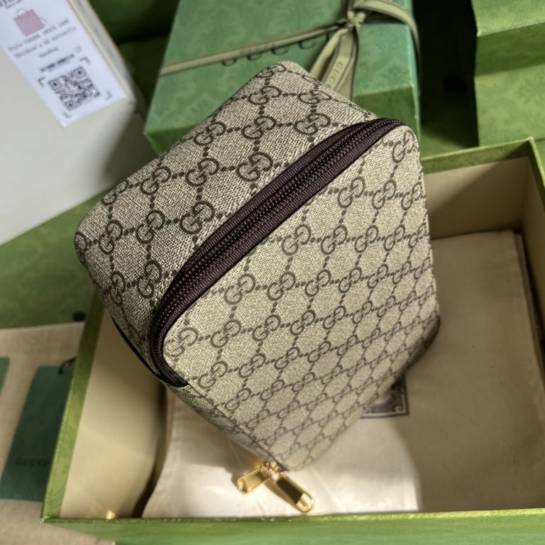 .  With a full set of original green box packaging GG Mini Square Bag, Gucci's new travelware collection draws on design elements from the 1900s, the heyday of luxury travel luggage. Crafted from the brand's highly recog