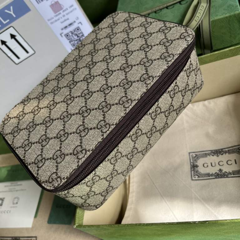 .  With a full set of original green box packaging GG Mini Square Bag, Gucci's new travelware collection draws on design elements from the 1900s, the heyday of luxury travel luggage. Crafted from the brand's highly recog