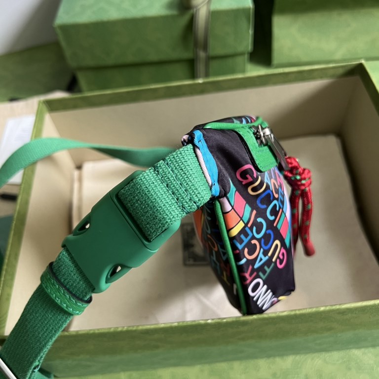 .  With a full set of original green box packaging The North Face x Gucci co-branded series of fanny packs, The North Face and Gucci have a similar development history and values, and uphold the same spirit of exploratio