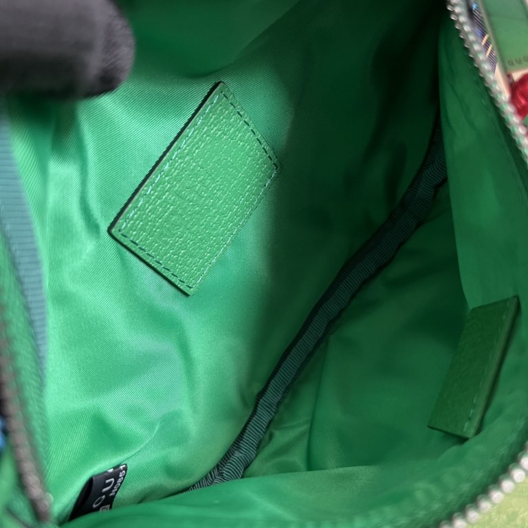 .  With a full set of original green box packaging The North Face x Gucci co-branded series of fanny packs, The North Face and Gucci have a similar development history and values, and uphold the same spirit of exploratio