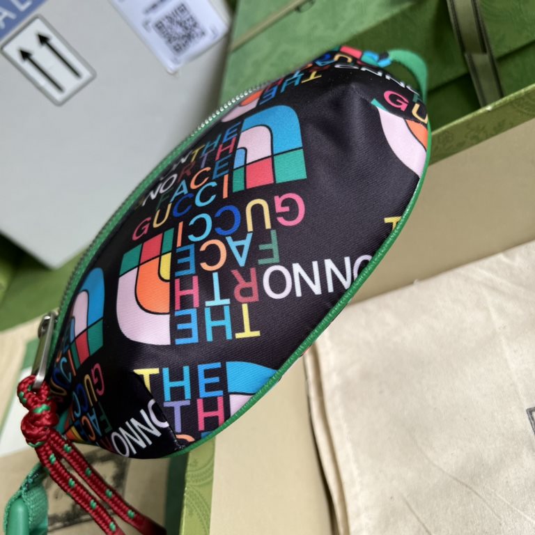 .  With a full set of original green box packaging The North Face x Gucci co-branded series of fanny packs, The North Face and Gucci have a similar development history and values, and uphold the same spirit of exploratio