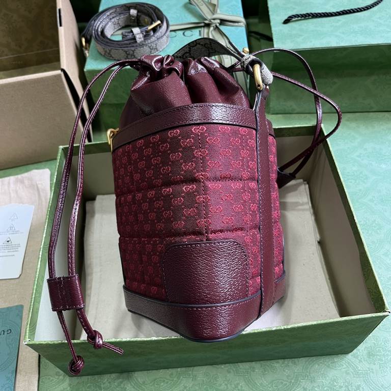 .   with a full set of original green box packaging   mini GG canvas shoulder bag, Gucci men's bags to break through the boundaries of design, continue to personalized way to reinterpretation of classic travel items. Thi