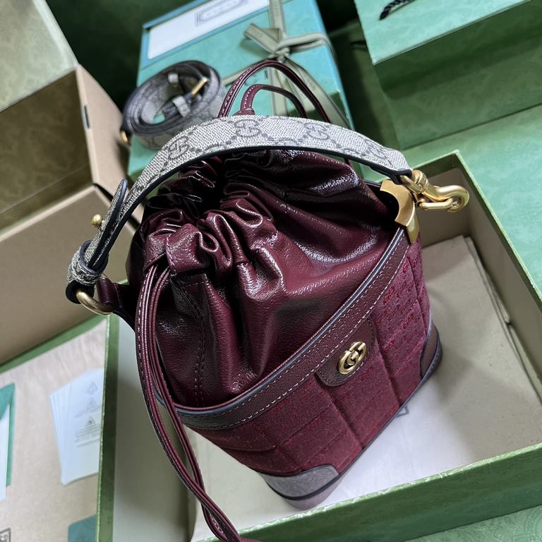 .   with a full set of original green box packaging   mini GG canvas shoulder bag, Gucci men's bags to break through the boundaries of design, continue to personalized way to reinterpretation of classic travel items. Thi