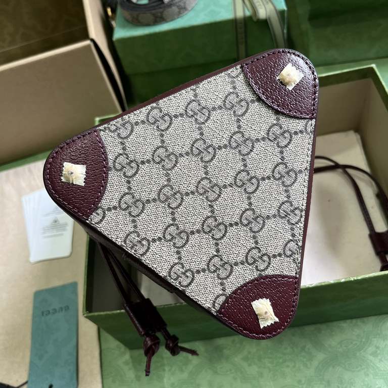 .   with a full set of original green box packaging   mini GG canvas shoulder bag, Gucci men's bags to break through the boundaries of design, continue to personalized way to reinterpretation of classic travel items. Thi