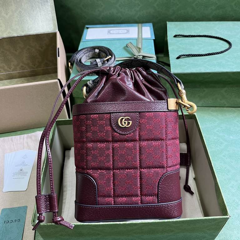 .   with a full set of original green box packaging   mini GG canvas shoulder bag, Gucci men's bags to break through the boundaries of design, continue to personalized way to reinterpretation of classic travel items. Thi