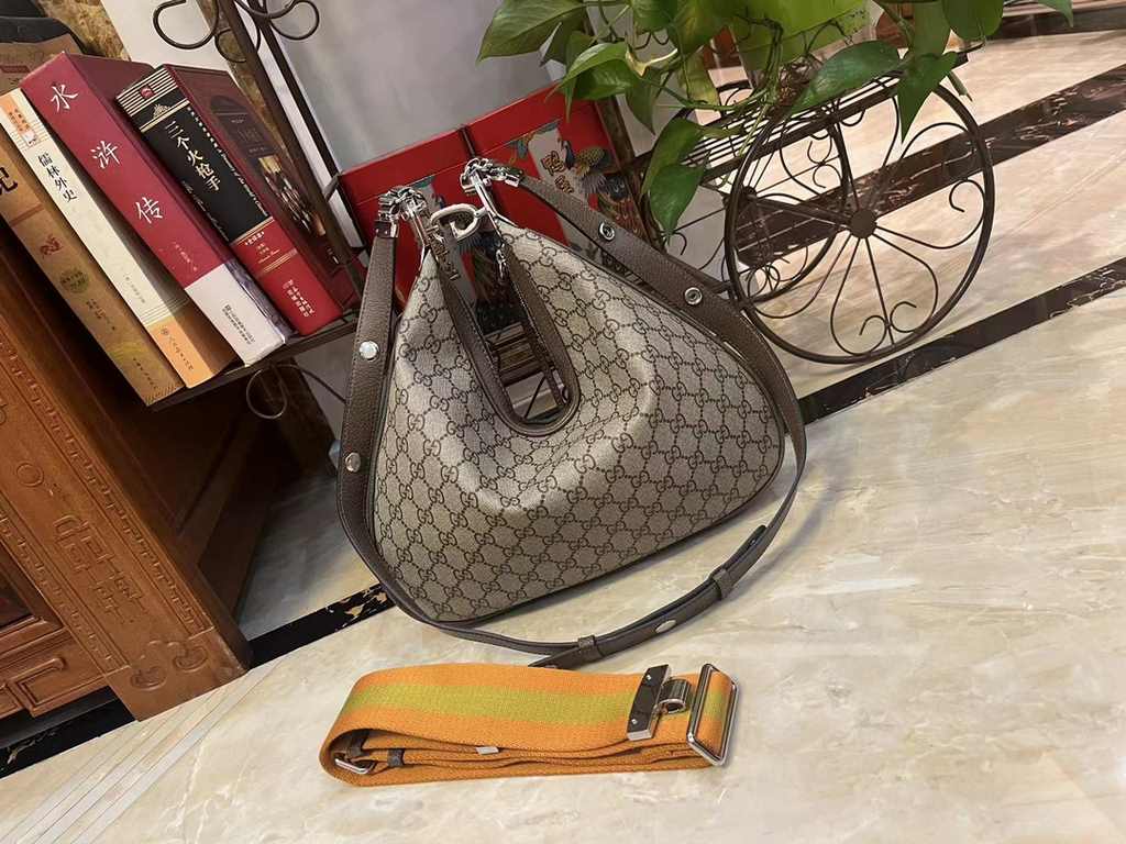 GG Gucci Attache Collection Large Shoulder Bag The Gucci Love March collection revitalizes the brand's iconic elements, paying homage to the enduring glamour of Hollywood. This accessory features a recognizable crescent 