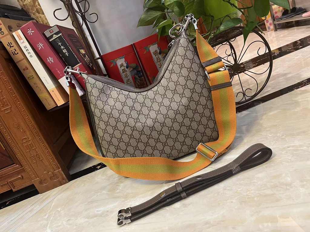 GG Gucci Attache Collection Large Shoulder Bag The Gucci Love March collection revitalizes the brand's iconic elements, paying homage to the enduring glamour of Hollywood. This accessory features a recognizable crescent 