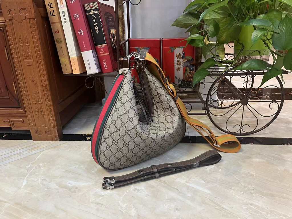 GG Gucci Attache Collection Large Shoulder Bag The Gucci Love March collection revitalizes the brand's iconic elements, paying homage to the enduring glamour of Hollywood. This accessory features a recognizable crescent 