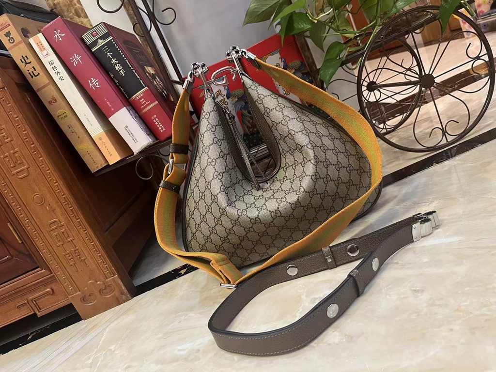 GG Gucci Attache Collection Large Shoulder Bag The Gucci Love March collection revitalizes the brand's iconic elements, paying homage to the enduring glamour of Hollywood. This accessory features a recognizable crescent 