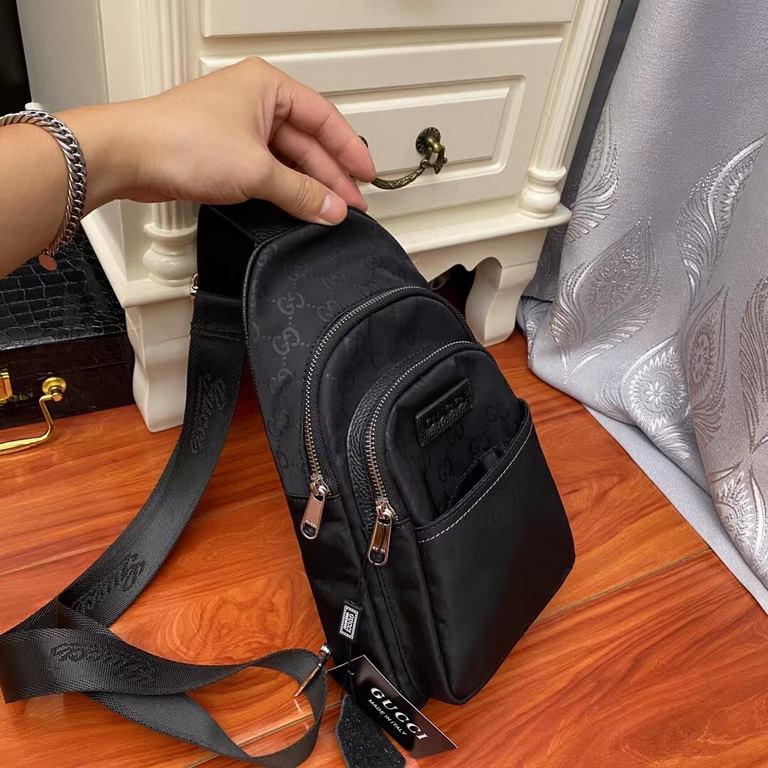 Gucci   ￥ high-end production, craftsmanship details are very perfect, lightweight chest bag, close to the leisure, put small objects particularly convenient and does not take up space, the longest adjustable shoulder st