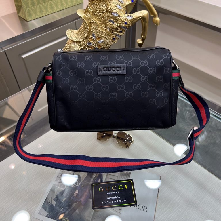 GUCCI Gucci latest models crossbody cloth bag   [strong] show unique temperament, low-key and luxury   this year's heavy money to create [strong] fire models   to create a classic extraordinary fashion, the original hard