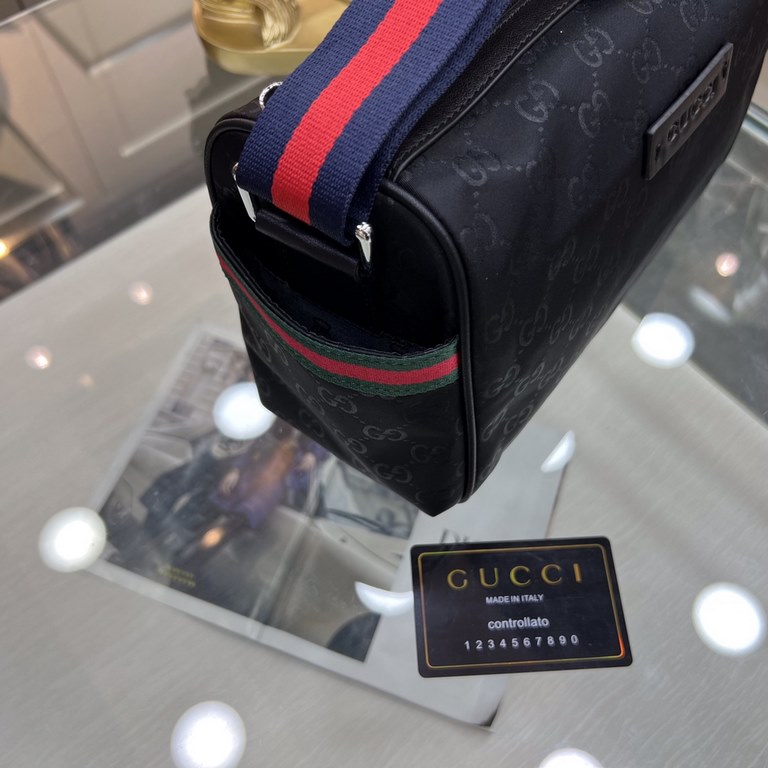 GUCCI Gucci latest models crossbody cloth bag   [strong] show unique temperament, low-key and luxury   this year's heavy money to create [strong] fire models   to create a classic extraordinary fashion, the original hard