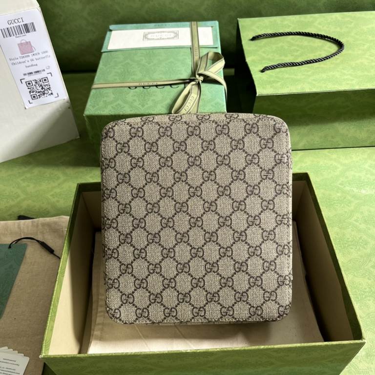 .   With a full set of original green box packaging   GGG Medium Square Bag, Gucci's new travelware collection draws on design elements from the 1900s, the heyday of luxury travel luggage. Crafted from the brand's highly