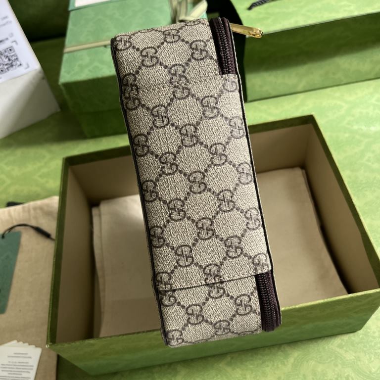 .   With a full set of original green box packaging   GGG Medium Square Bag, Gucci's new travelware collection draws on design elements from the 1900s, the heyday of luxury travel luggage. Crafted from the brand's highly