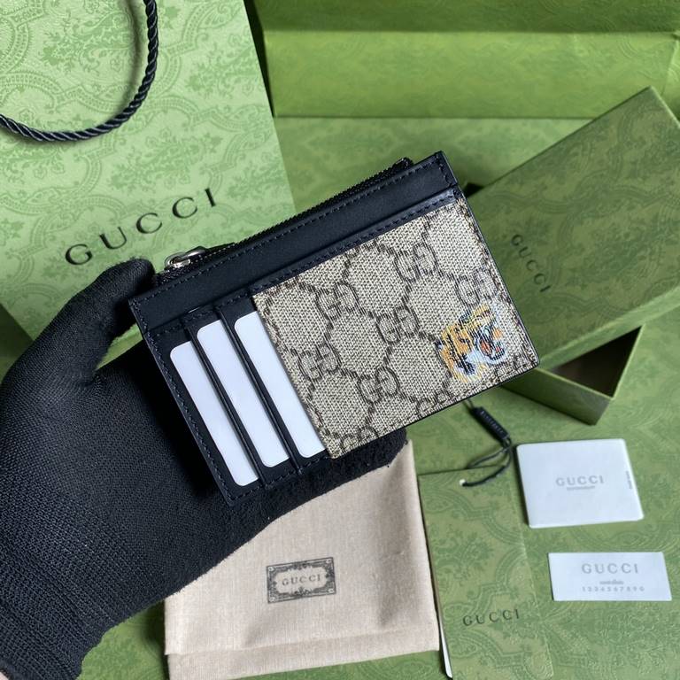 GG Marmont.   with a full set of original green packaging   can not stop the beauty of the bag you receivedGG Marmont series,  elegant and delicate design but captured the hearts of many young girls! It is also a must-ha