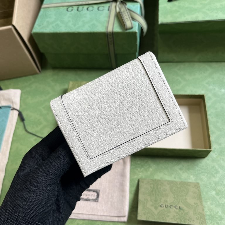 .   With full set of original green box packaging  Gucci Diana Bamboo Card Case. This card case is designed with a chic bamboo lock closure that emphasizes the flexible use of materials in Gucci's design aesthetic. Craft