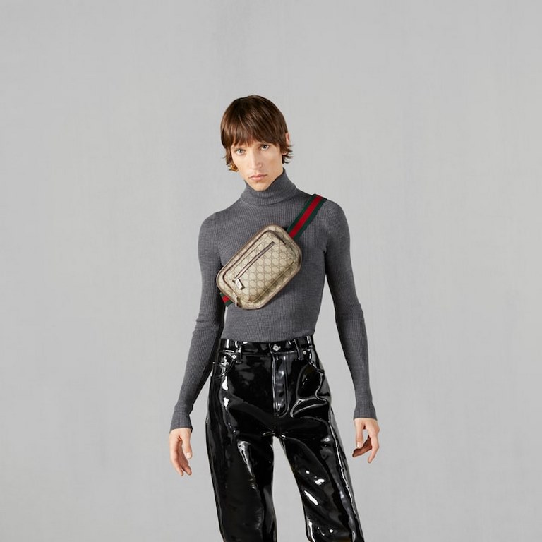 GGG Belt Pouch Model No. 760217Widely used in Gucci's collections, GGG Supreme canvas has become an iconic fabric. On this fanny pack, it's crafted in beige and ebony, injecting a touch of modernity into this accessory.G