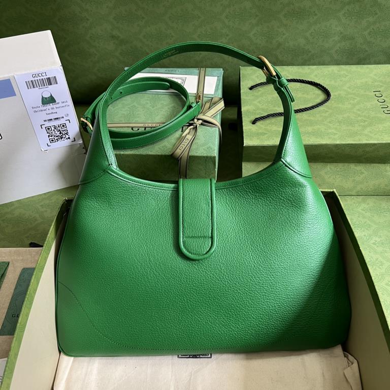 .  With a full set of original green box packaging GG  The Gucci Cosmogonie collection was unveiled at the historic Castello di Monte in Italy. The show featured a mix of aesthetic elements from different eras and geogra