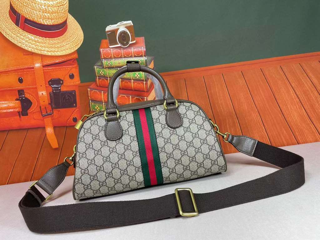 Ophidia Medium GG Tote, the iconic GG Supreme canvas has become a staple in the Gucci design universe. In the new collection, it is reinterpreted through the lens of the Gucci aesthetic. This medium-sized tote is embelli