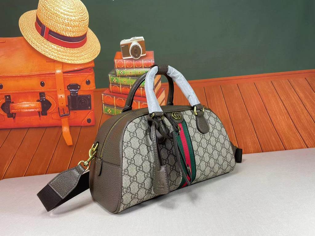 Ophidia Medium GG Tote, the iconic GG Supreme canvas has become a staple in the Gucci design universe. In the new collection, it is reinterpreted through the lens of the Gucci aesthetic. This medium-sized tote is embelli