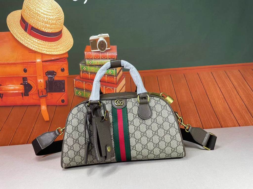 Ophidia Medium GG Tote, the iconic GG Supreme canvas has become a staple in the Gucci design universe. In the new collection, it is reinterpreted through the lens of the Gucci aesthetic. This medium-sized tote is embelli