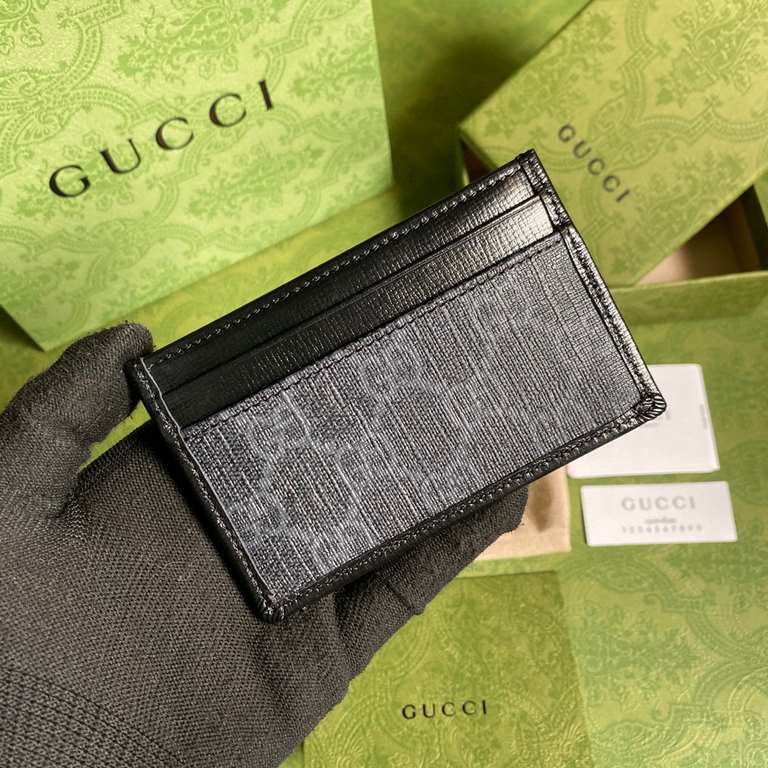 .   Comes with a full set of original green box packaging   This simple and slim wallet is made of black GG Supreme canvas, decorated with the same tone leather piping and interlocking double G tag, highlighting the char