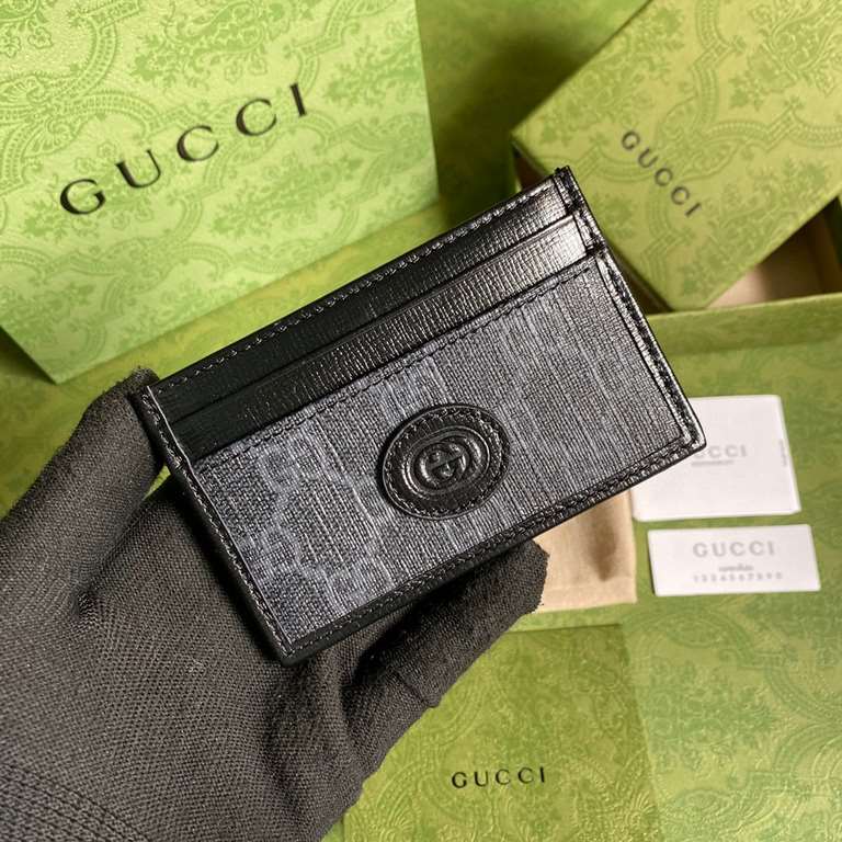 .   Comes with a full set of original green box packaging   This simple and slim wallet is made of black GG Supreme canvas, decorated with the same tone leather piping and interlocking double G tag, highlighting the char