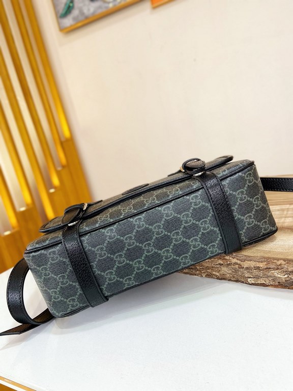 [Gucci Crossbody Bag]    Homage to a classic using the original design elements of the first messenger bagThe flap closes with a magnetic closure for easier access to your belongingsThe bag's interior is spacious and pra