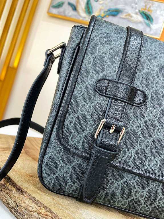 [Gucci Crossbody Bag]    Homage to a classic using the original design elements of the first messenger bagThe flap closes with a magnetic closure for easier access to your belongingsThe bag's interior is spacious and pra