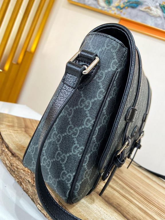 [Gucci Crossbody Bag]    Homage to a classic using the original design elements of the first messenger bagThe flap closes with a magnetic closure for easier access to your belongingsThe bag's interior is spacious and pra