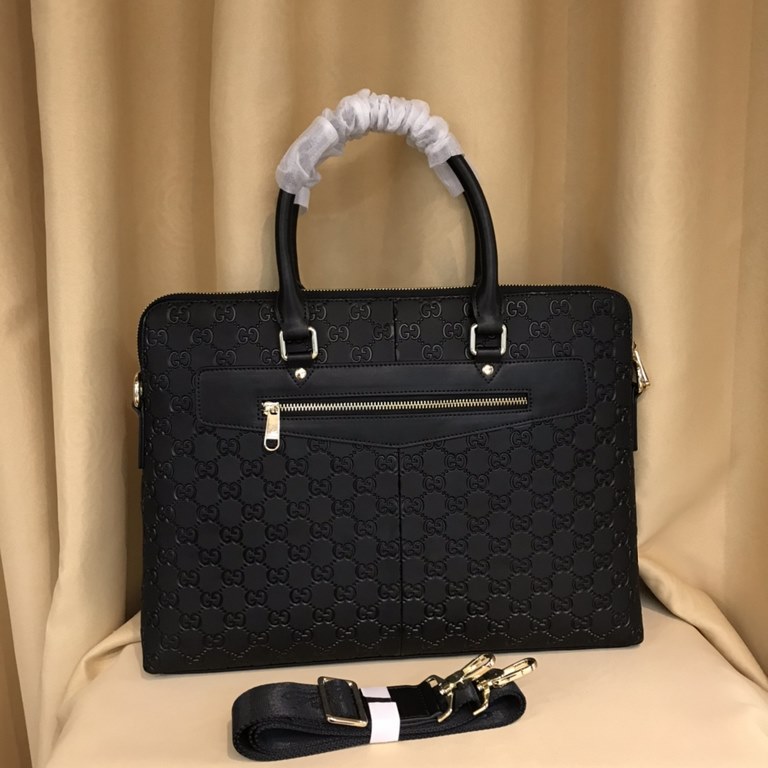 Top gucci models    most   explosive models   men's casual briefcase slant cross dual-use   Italy    imported top cowhide   impeccable hardware accessories.  Master design, senior tailor  Perfect version  Great on the ha