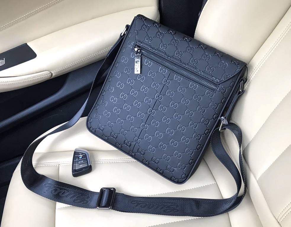 (Batch) GUCCI [original single]   [Model] 33061-2 high-end flap messenger bag [Size] 25x27x6cm [Color] black High-end quality [Material]   imported brushed leather pressed G     hipster must have   crossbody bag! Special