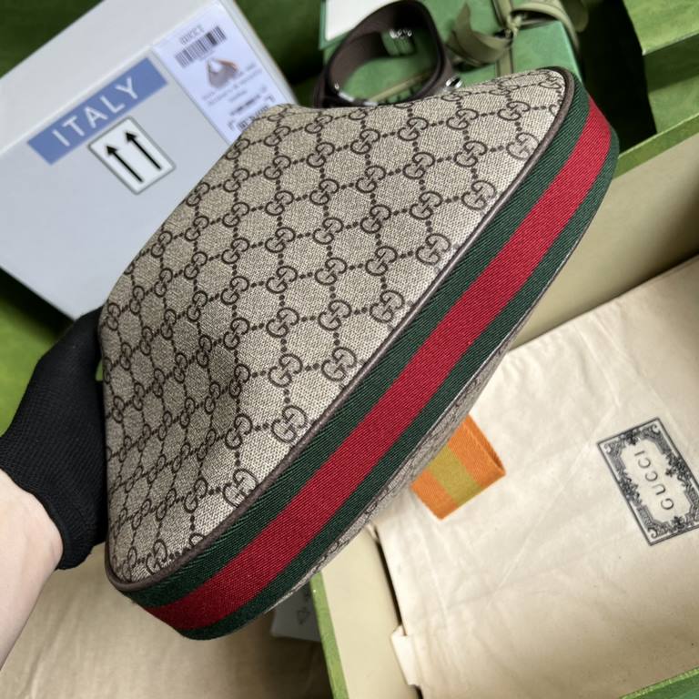 .  With a full set of original green box packaging GG Gucci Attache Series Large Shoulder Backpack The Gucci Love March series is a refreshed interpretation of the brand's canonical elements, paying homage to the endurin