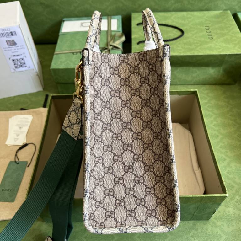 The collection Exquisite Gucci is vividly adorned with everything from shoes to tots.   with a full set of original green box packaging  Exquisite Gucci small tote bag FAAWA 9782, the collection name Exquisite Gucci vivi