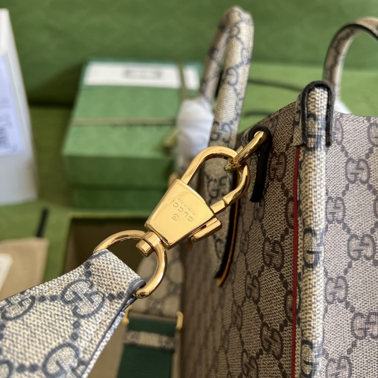 The collection Exquisite Gucci is vividly adorned with everything from shoes to tots.   with a full set of original green box packaging  Exquisite Gucci small tote bag FAAWA 9782, the collection name Exquisite Gucci vivi