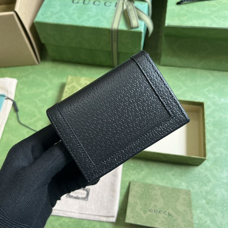 .   With full set of original green box packaging  Gucci Diana Bamboo Card Case. This card case is designed with a chic bamboo lock closure that emphasizes the flexible use of materials in Gucci's design aesthetic. Craft