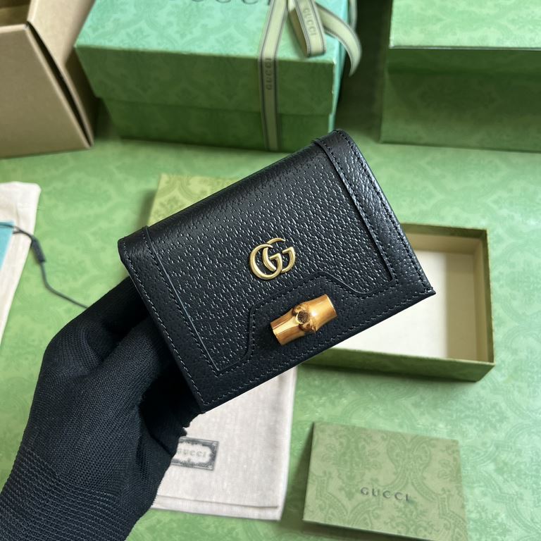 .   With full set of original green box packaging  Gucci Diana Bamboo Card Case. This card case is designed with a chic bamboo lock closure that emphasizes the flexible use of materials in Gucci's design aesthetic. Craft