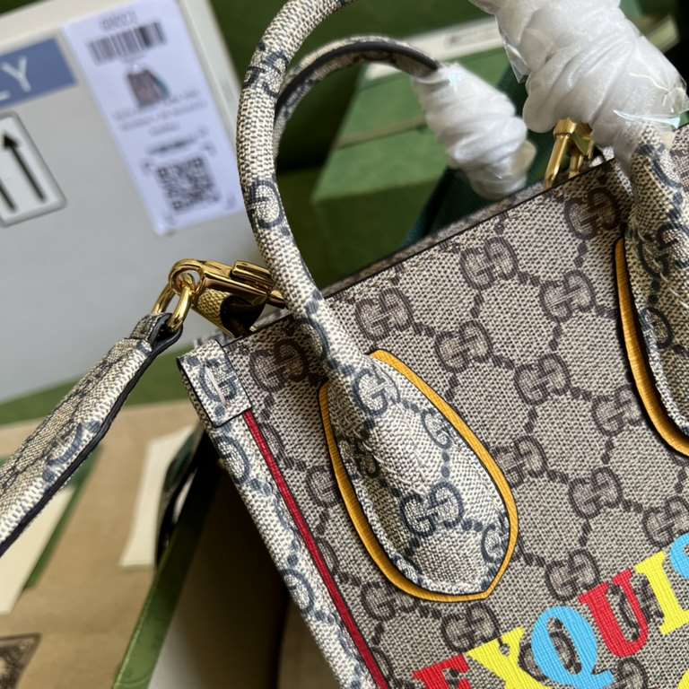 The collection Exquisite Gucci vividly adorns everything from footwear to travel.   with a full set of original green box packaging  Exquisite Gucci mini tote bag FAAWA 97, the collection name Exquisite Gucci vividly ado