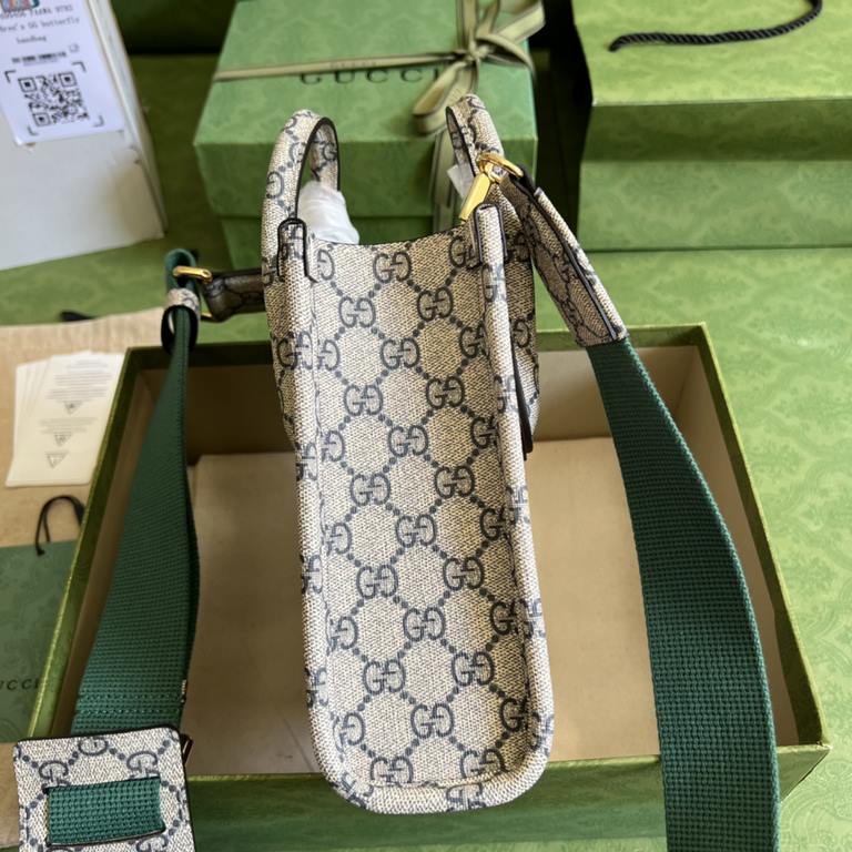 The collection Exquisite Gucci vividly adorns everything from footwear to travel.   with a full set of original green box packaging  Exquisite Gucci mini tote bag FAAWA 97, the collection name Exquisite Gucci vividly ado